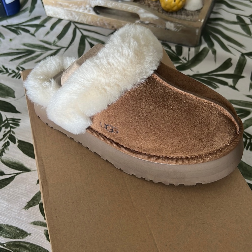 New UGG Disquette platform slippers, in color Chestnut size 7